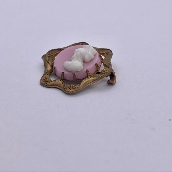 Ancient Style Pink Plastic Soldier Cameo Brass Round Brooch - Picture 5 of 11